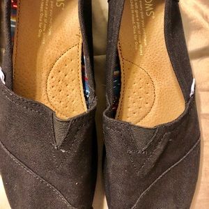 Black Toms- like new size 8